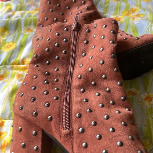 Lucky 🍀 Brand rust colored studded faux suede high heel boots Size 7.5 - Picture 6 of 12